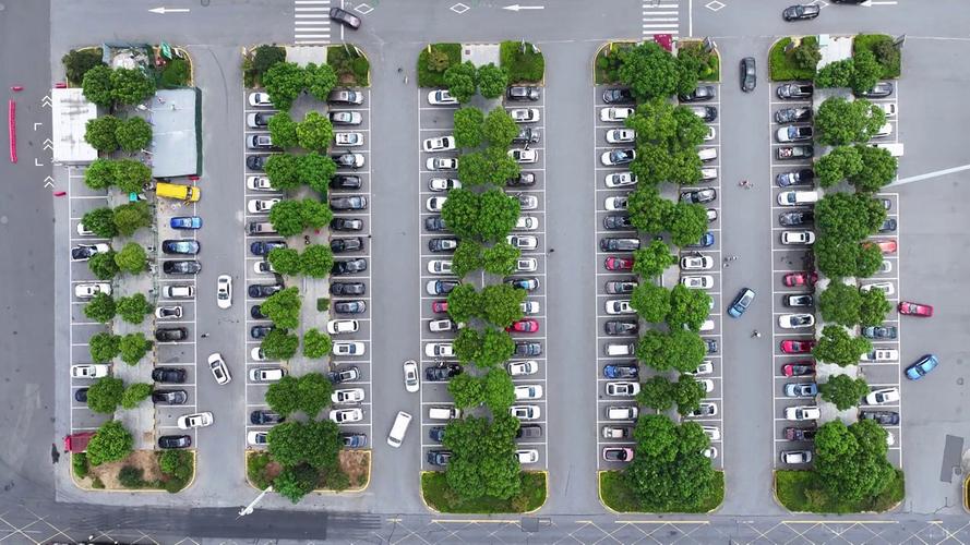 航拍镜头下的交通脉动 节假日沪昆高速服务区停车场车流全景